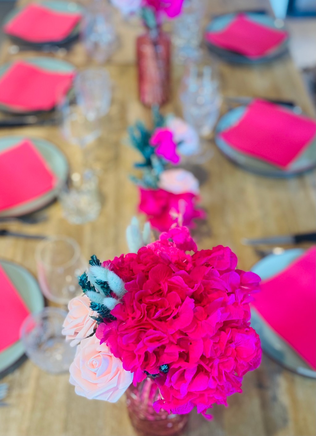Déco de table anniversaire en fuchsia et&nbsp;turquoise